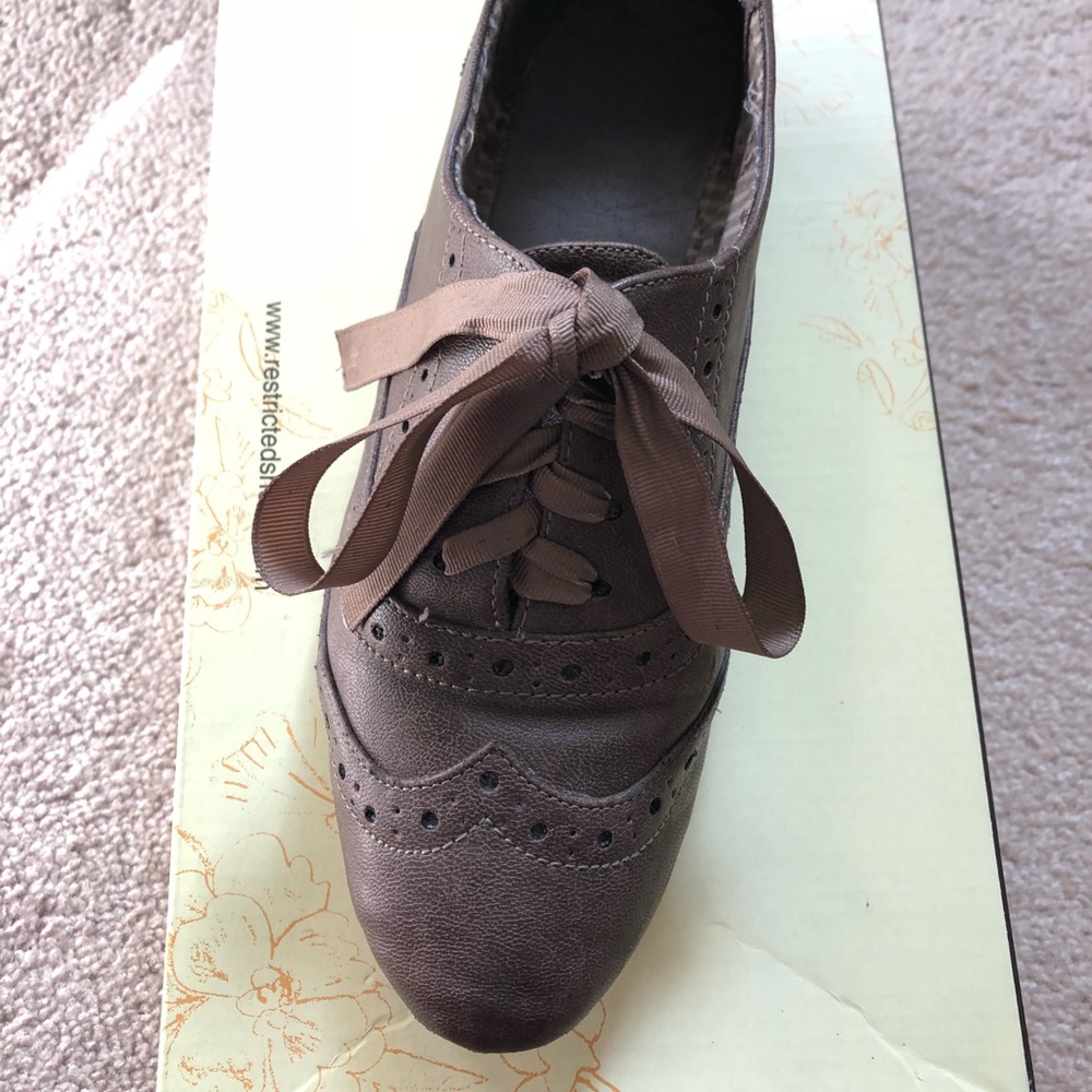 Restricted women’s 7.5 taupe oxfords